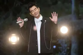 知名歌手演唱会上这一幕曝光！网友：活该一直火图片