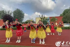 嘉祥县卧龙山街道田海小学举行庆“六一”文艺汇演图片