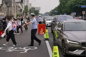 锥筒标牌更醒目，西城区12所学校门前启用新型交通安全设施图片