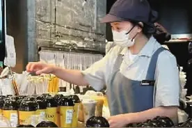 茶饮、快餐品牌限定周边集中上新 业内：以卖周边达到卖品牌目的图片