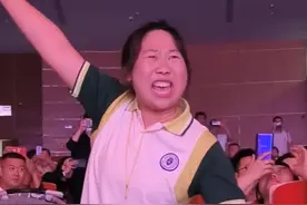 太投入！六一汇演老师台下领舞表情可可爱爱图片