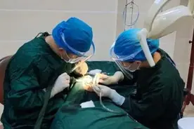 7旬老翁牙龈萎缩，只能吃流食，医生支招→图片