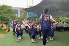 别样“六一” 童样精彩丨消防员进幼儿园送“节日礼物”啦！图片