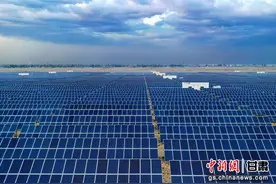 金塔县：昔日戈壁荒滩 今日“光伏海洋”图片
