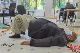 老人无缘无故跌倒爬不起来怎么办？康复医生两个锦囊妙计，请查收图片