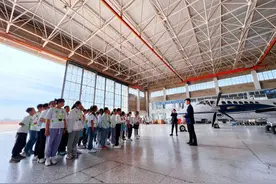 小学生走进中国飞龙公司开展“我为飞机洗个澡”志愿服务活动图片