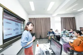 上海大学外国语学院举办法语“理解当代中国”公开课图片