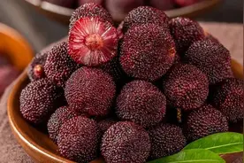 洗杨梅可别少了这1步！加这两样，脏东西自己跑出来，吃着更放心图片