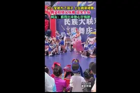 六一宝爸为了孩子，上台跳草裙舞，舞姿妖娆又妩媚，逗笑全场图片