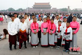 【少年志】玉树小朋友的人生第一次：在天安门广场看升旗许下愿望图片