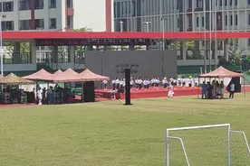 小学生暴晒下彩排 老师站遮阳棚里指挥？海口一学校回应图片