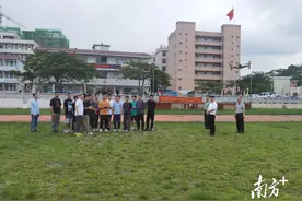 退役军人做无人机“飞手”图片