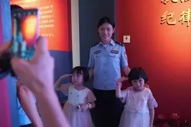 民警假装送餐测试能否“拐走”小朋友，测试结果惊呆父母图片