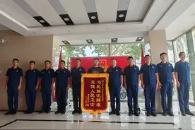 泰安消防的“蓝朋友”，“六一”儿童节收到致谢锦旗图片