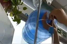 女子输液时被陌生男子拔针插进水桶？网友炸了，反转也来了图片