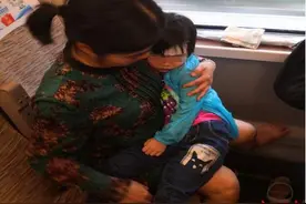 监考老师交上“百分答卷”：高铁上孩子突发疾病，4名医生联手相救图片