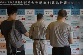 上影节1小时出票30万张，还有老年人线下排队吗？我们去现场看了看图片