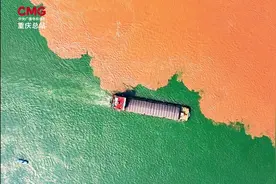 重庆水面现“鸳鸯锅”奇观，网友：一边麻辣一边清汤图片