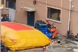 真相还原！网传男子扔锅碗瓢盆险砸中消防员图片