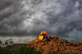 晚霞“轻抚”八达岭长城图片