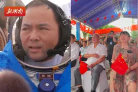 父母见证出舱时刻！张陆：眼有星辰大海，胸怀赤胆忠心图片