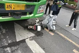 电动车在大货车盲区掉头被撞负主责图片