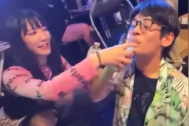 日本女团成员灌男粉喝洗洁精，看对方冲向厕所吐泡沫还哈哈大笑