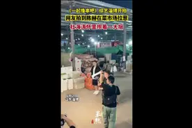 《一起撸串吧》综艺淄博开拍，网友拍到陈赫在菜市场拉葱，杜海涛怀里抱着一大捆图片