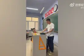 班主任自费给高三毕业生发礼物视频封面