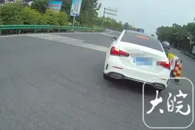 女子跟家人吵架后开车下高速时跑错道图片