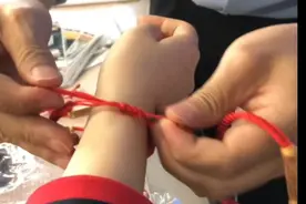 果然视频丨德州一中：高考前老师为学生系上“幸运手链”图片
