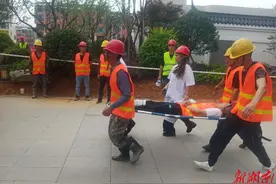 以练筑防 通道组织建筑工地开展应急救援演练图片
