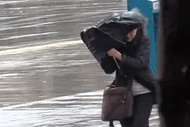 暴雨天，你选雨衣还是雨披？图片