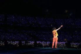 “方言混血儿”冲上热搜：时隔六年再来武汉，薛之谦的武汉话，果然“没进步”图片