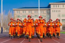 英勇的蓝与炽热的红 宁夏消防指战员在救民于水火、助民于危难中经风雨、长才干图片