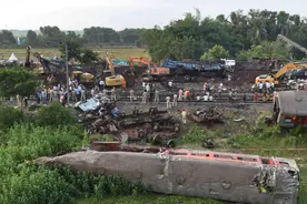 火车相撞、大桥坍塌，印度基建怎么了｜京酿馆图片