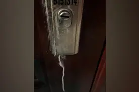 派出所回应有人往住户门把手涂不明液体：系公安部门调查取证视频封面