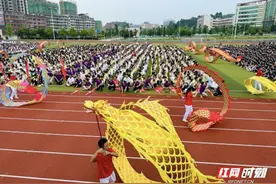 临武：舞龙提士气    壮志迎高考图片