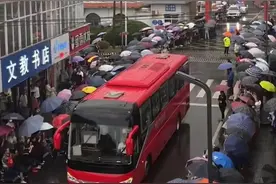 自带流量的安徽毛坦厂中学：熟悉的“经典送考”画面又回来了图片