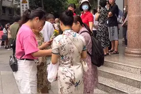 30秒｜四川高考现场：“旗袍妈妈”扎堆送考 寓意“旗开得胜”图片