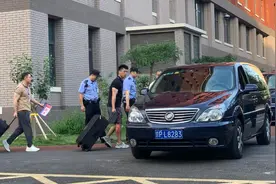 记者直击高考试卷绝密押运：民警随车全程监管图片