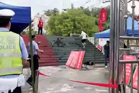 广东一考生跑掉洞洞拖鞋赤脚跑向考场，民警捡到送还视频封面