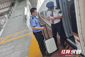 行李箱“寻亲记”图片