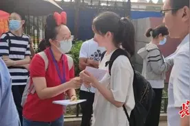 “米奇米奇，我是米妮”，老师头戴米老鼠发卡给学生送考图片