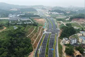 通车又近了！连城路三期开始摊铺沥青路面图片