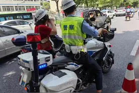 长沙一考生身份证丢失，雨花交警紧急护送家长“补证”不误时图片