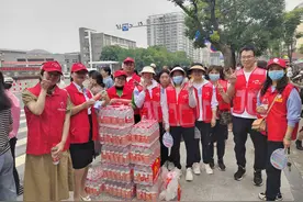 宜城市慈善总会：爱心送水 暖心助考图片