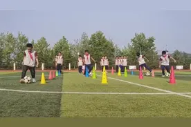 跳绳、拔河、足球、呼啦圈 即墨一小学课间趣味活动多图片