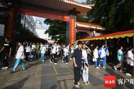 组图 | 2023海南高考首日考试结束 三亚考生轻松出考场图片
