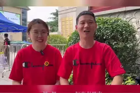 “红红火火 一举夺魁” 西安一高三班主任胸口戴上向日葵送考图片